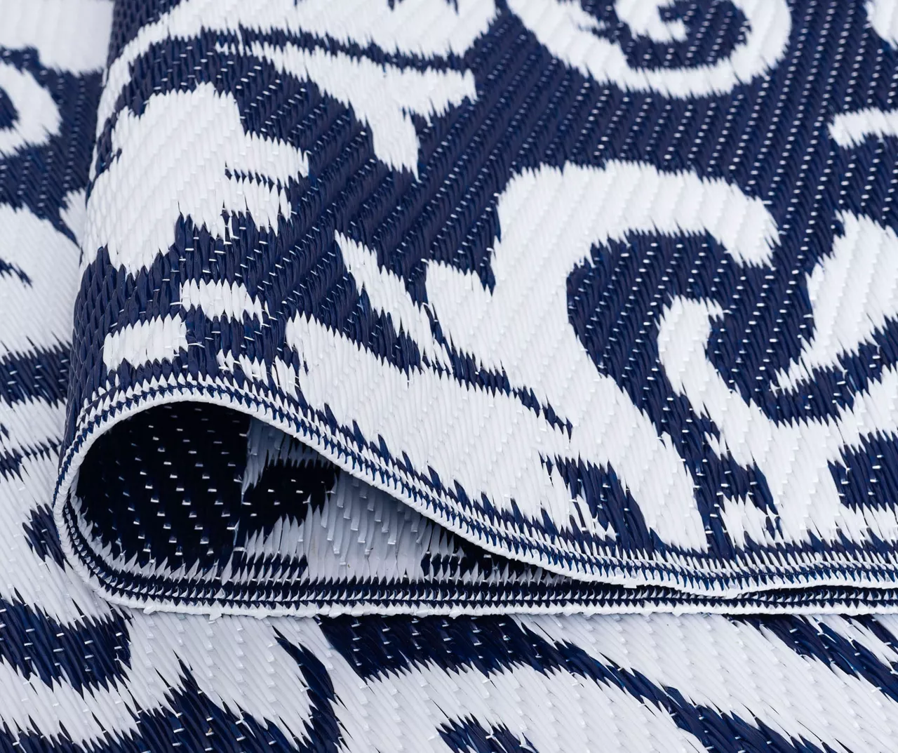 Navy & White Damask Plastic Outdoor Area Rug, (5' X 7') 8 Navy & White Damask Plastic Outdoor Area Rug, (5' X 7') - Image 6