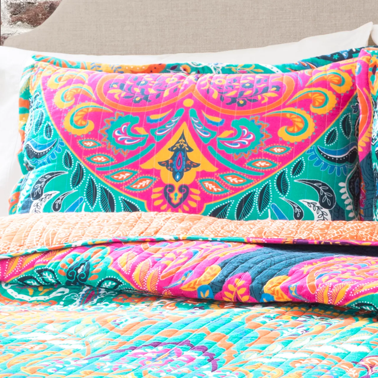 Turquoise & Hot Pink Ornate Paisley Boho Chic Full/Queen 3-Piece Quilt Set 4 Turquoise & Hot Pink Ornate Paisley Boho Chic Full/Queen 3-Piece Quilt Set - Image 2