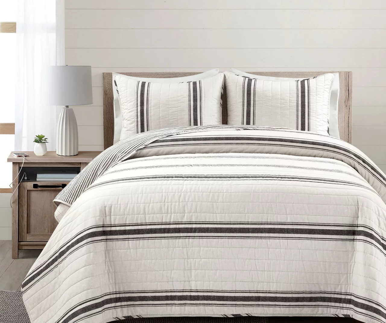 Farmhouse White & Black Stripe Reversible Full/Queen 3-Piece Quilt Set 3 Farmhouse White & Black Stripe Reversible Full/Queen 3-Piece Quilt Set