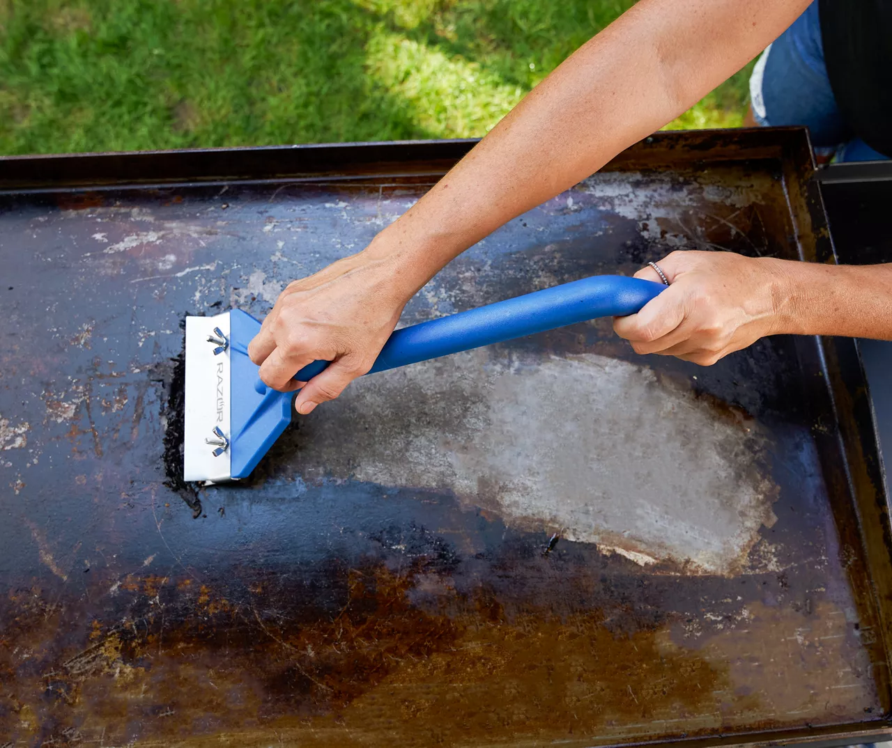 RAZOR Commercial-Grade Griddle Scraper 5 RAZOR Commercial-Grade Griddle Scraper - Image 3